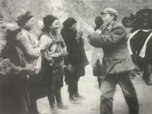 获胜的解放军部队撤离德让宗，当地民众欢送参战将士。前排右一为阴法唐。
