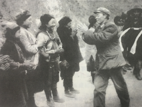获胜的解放军队伍撤离德让宗,当地民众欢送参战将士。前排右一为阴法唐。