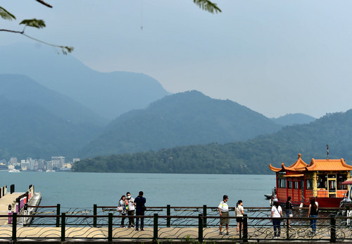 资料图片：今年五一假期，台湾著名景点日月潭的湖面显得很平静，曾经喧闹的码头鲜见大陆游客的身影。新华社记者 刘军喜 摄