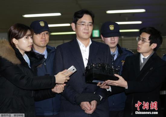 当地时间2月22日，韩国三星电子副会长李在镕（中）被押往位于首尔的特检组办公室接受问讯。