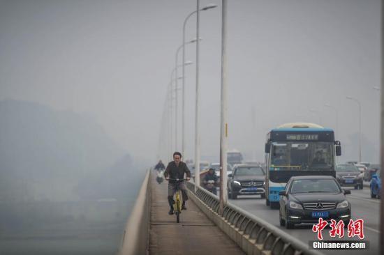 2月17日，一位市民在雾霾中骑行。 胡超群 摄