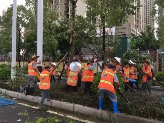 每一个车流量较大的路口，都会看到交警的坚守。