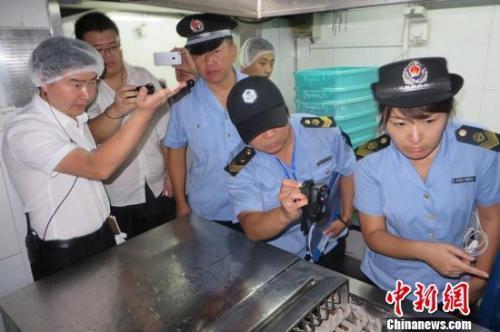北京市食药监局执法人员对海底捞太阳宫店进行检查。刘文利 摄