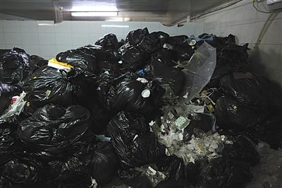 8月24日，建外SOHO东区B座地下二层的垃圾临时中转站，大量的外卖餐盒垃圾充斥其中