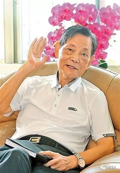 1950年，14岁的李广镇从广州到香港投奔亲戚，几个月后就回到深圳的前身——宝安县，在一家私营企业工作。