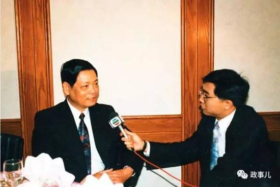 1994年，李广镇（左）接受采访