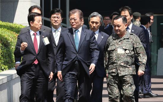  韩国总统文在寅巡视国防部。 