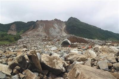 昨日，贵州纳雍县发生山体滑坡，目前已造成3人死亡32人失联。图为救援人员在现场搜救。新华社发
