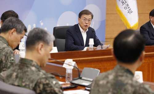  28日下午，文在寅在韩国国防部核心政策讨论会上发言