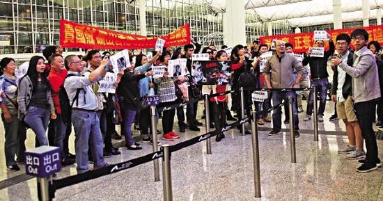 黄之锋（右一）和罗冠聪（右二）等今年初赴台参加“台独”组织举办的会议，数十市民到机场抗议他们搞乱香港（图源：香港大公网）