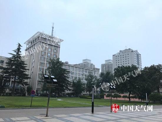 今晨,北京出现轻雾。