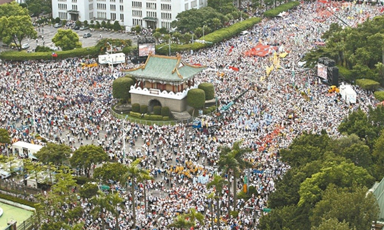  台湾退休军公教人员于2016年9月3日发起“反污名，要尊严”大游行，抗议民进党当局。（资料图） 