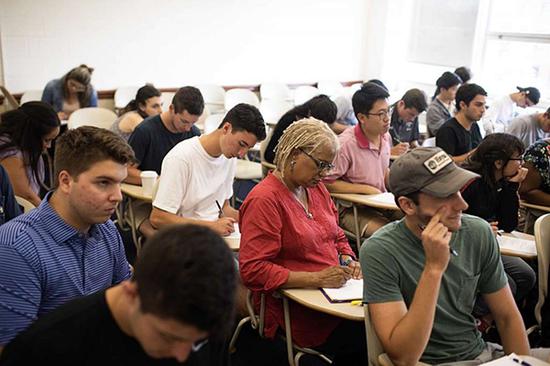 63岁的梅丽山德·肖特-科伦布（Mélisande&nbsp;Short-Colomb）正在听课。&nbsp;