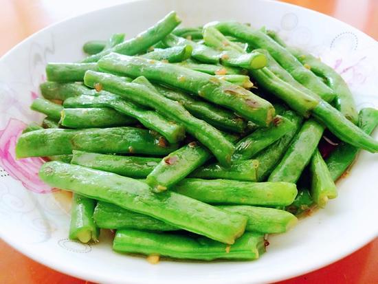 壮汉吃半盘四季豆被毒倒 半夜全身抽搐发抖|中