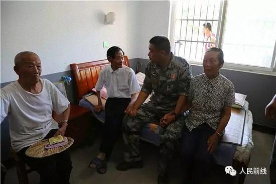 2016年7月，时任团长的黄竞，带队赴江西九江抗洪抢险，抽空到当地敬老院看望孤寡老人。