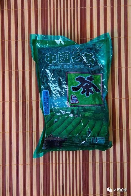生活上俭朴的黄竞，在酒泉喝的几块钱一袋的茶叶。