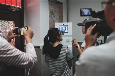 昨日，北京师范大学学生公寓，2017级新生正在人脸识别系统前进行信息采集，今后学生进出寝室将“刷脸”。新京报记者 朱骏 摄