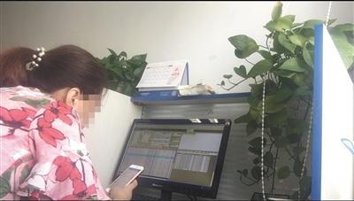 8月25日上午，一名员工打开患者资源库，准备给患者打电话。