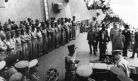  1945年9月2日，日本投降仪式在东京湾“密苏里”号军舰上举行。（新华社发）