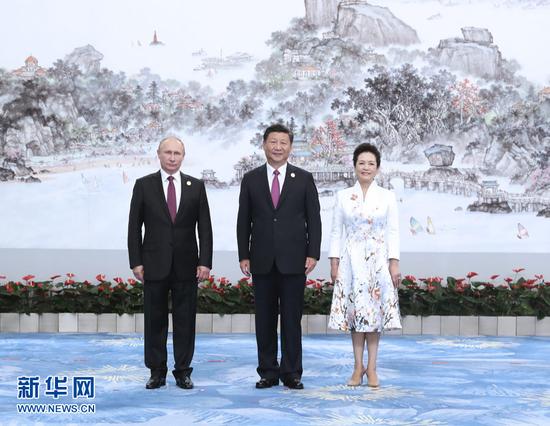 9月4日，国家主席习近平和夫人彭丽媛在厦门国际会议中心举行宴会，欢迎金砖国家和新兴市场国家与发展中国家对话会受邀国领导人及配偶、嘉宾。这是习近平和彭丽媛迎候俄罗斯总统普京。新华社记者 马占成 摄