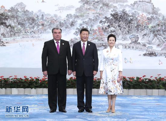 9月4日，国家主席习近平和夫人彭丽媛在厦门国际会议中心举行宴会，欢迎金砖国家和新兴市场国家与发展中国家对话会受邀国领导人及配偶、嘉宾。这是习近平和彭丽媛迎候塔吉克斯坦总统拉赫蒙。新华社记者 马占成 摄