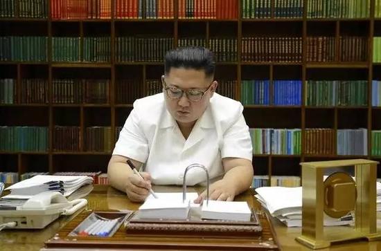 ▲资料图片：朝中社7月29日发布的图片显示，朝鲜最高领导人金正恩签署了一份试射洲际弹道导弹的文件。（盖帝图片）