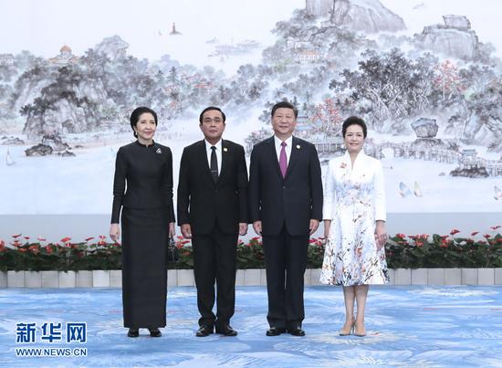 9月4日，国家主席习近平和夫人彭丽媛在厦门国际会议中心举行宴会，欢迎金砖国家和新兴市场国家与发展中国家对话会受邀国领导人及配偶、嘉宾。这是习近平和彭丽媛迎候泰国总理巴育夫妇。新华社记者 马占成 摄