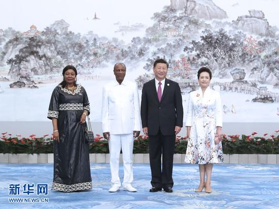 9月4日，国家主席习近平和夫人彭丽媛在厦门国际会议中心举行宴会，欢迎金砖国家和新兴市场国家与发展中国家对话会受邀国领导人及配偶、嘉宾。这是习近平和彭丽媛迎候几内亚总统孔戴夫妇。新华社记者 马占成 摄