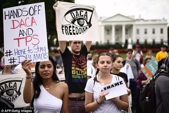▲白宫门前的示威者（图片来源：AP/Getty Images）