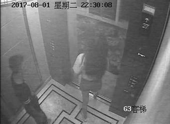 “黑衣男”周某某跟随女子李某乘坐电梯到了酒店的27楼。 监控截图