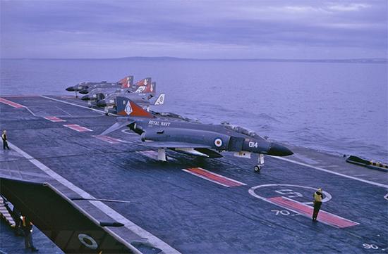 英国航母上搭载的F-4K战斗机。  