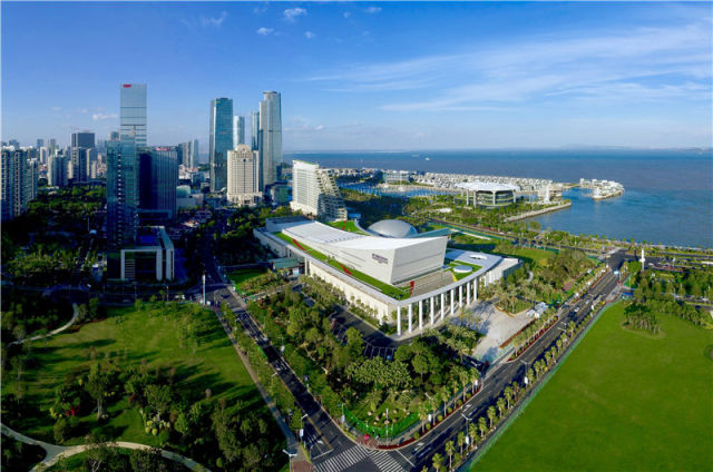 这是8月26日拍摄的厦门国际会议中心及周边景色（航拍接片）。新华社记者 姜克红 摄