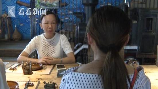 后来记者跟着王女士一起来到了这家餐厅，餐厅的老板林女士在了解完情况后，立即向王女士道了歉。