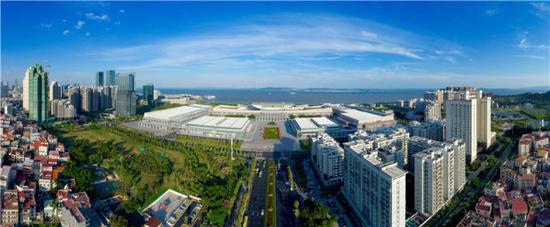 这是厦门国际会展中心及周边城区（8月26日摄）。新华社记者 姜克红 摄