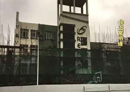 恰逢周末,记者在医院内碰到了许多家属,对于医院的看护治疗水平,老人的家属们都给予了肯定:“(医院)蛮好的”。