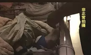 只要是老人意识不算清醒。护工就会把老人的手绑在床边的扶手上。