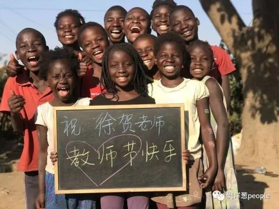 ▲“非洲威哥”拍摄的小孩举牌。受访者供图
