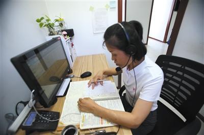 9月6日，北京市心理援助热线接线员正在忙碌地接听电话。