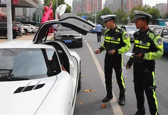 交警执法