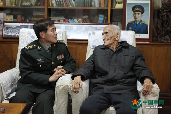  2016年11月28日，记者访百岁将军张玉华。 