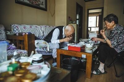 9月1日早晨，燕郊一养老院，张国英老人和老伴一起吃早餐。