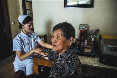 8月31日，燕郊一养老院内，护士来到张国英老人的房间为她测血压。