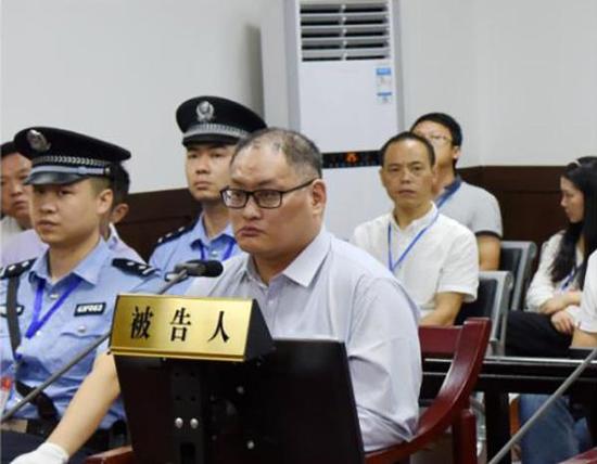 李明哲在审判现场 来源微博：@岳阳市中级人民法院
