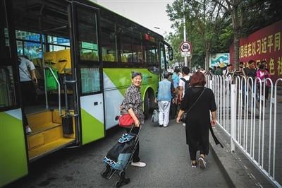 9月1日，回京办事的张国英老人坐班车到达国贸后，准备换乘公交车。