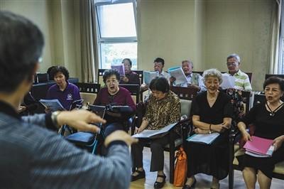 8月31日，燕郊一养老院，老人们正在排练歌曲。