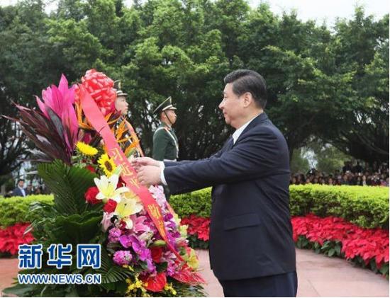 2012年12月7日至11日,中共中央总书记、中共中央军委主席习近平在广东省考察工作。这是习近平在深圳莲花山公园向邓小平铜像敬献花篮。 (图片来源:新华社)