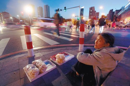七旬老奶奶帮去世老伴还债 风雨无阻摆摊爆米花
