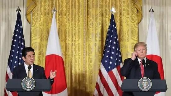 ▲资料图片:今年2月,特朗普在白宫会见日本首相安倍晋三。(盖帝图像)