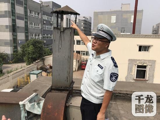 9日，北京市环境监察总队接到北京大气污染热点网格监管平台报警后，到报警地点开展执法。图为位于通州马驹桥镇一家医疗器械企业的员工食堂未安装油烟净化器，出现油烟直排。千龙网记者 秦胜南摄