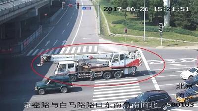 监控视频发现了被盗的25吨位大型吊车。警方供图